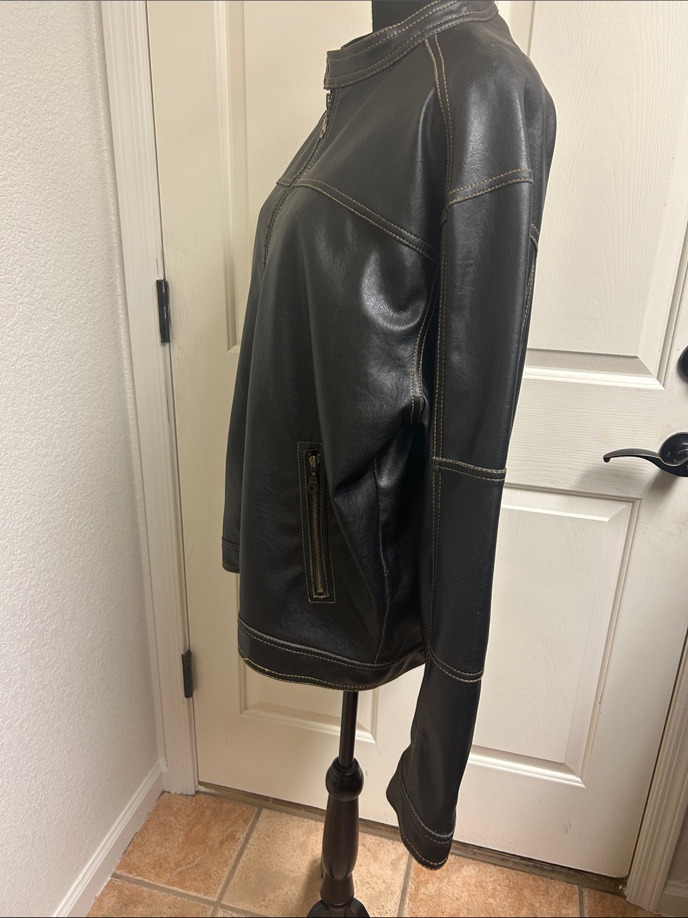PX Genuine black jacket featuring a minimalist café racer aesthetic. Large - Picture 4 of 13